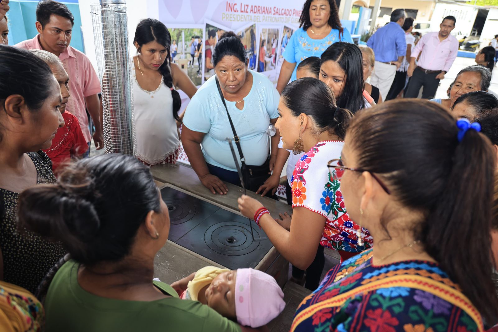 Fortalece Evelyn Salgado cocinas tradicionales en la Costa Chica con la entrega de estufas ecológicas