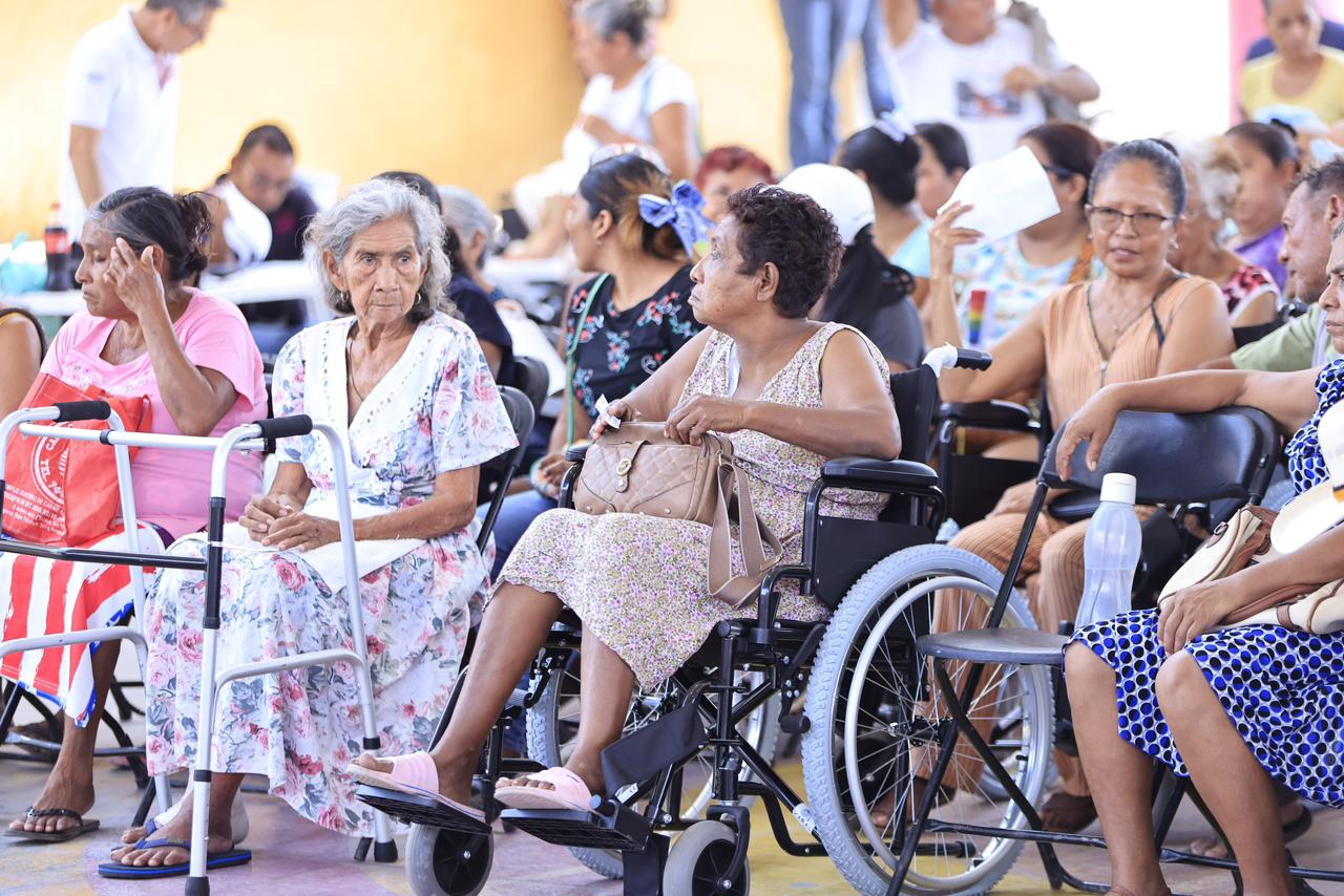 Beneficia la gobernadora Evelyn Salgado a familias de Coyuca de Benítez con programas asistenciales