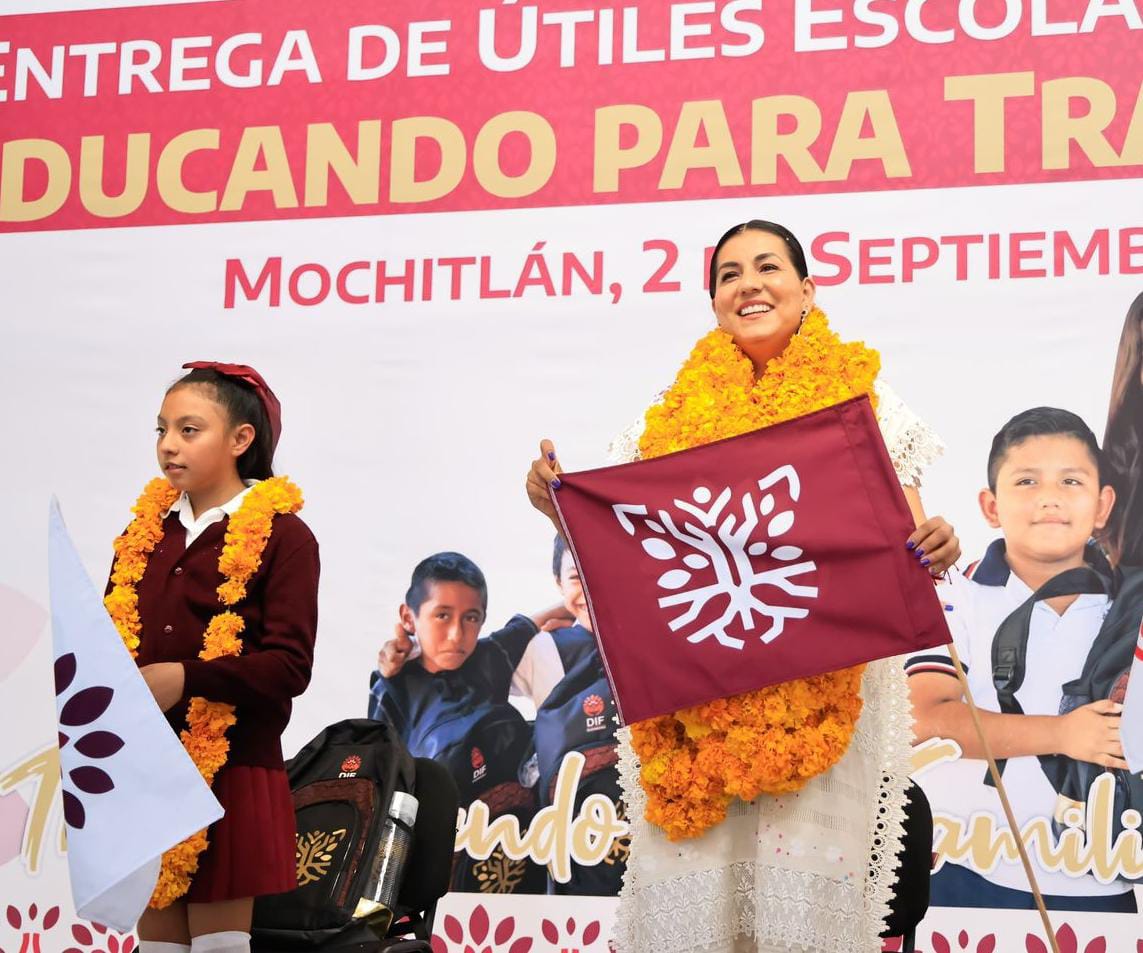 Prioriza la gobernadora Evelyn Salgado la educación con la entrega de paquetes de mochilas y útiles escolares en Mochitlán