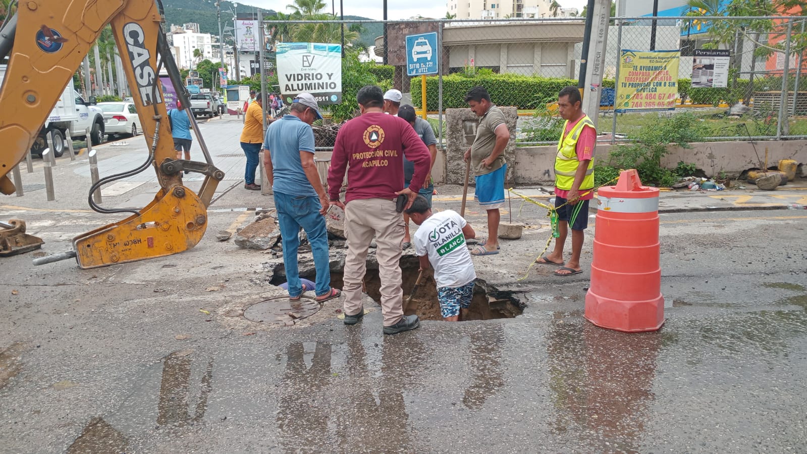 Atiende Protección Civil reportes por socavones en Costera