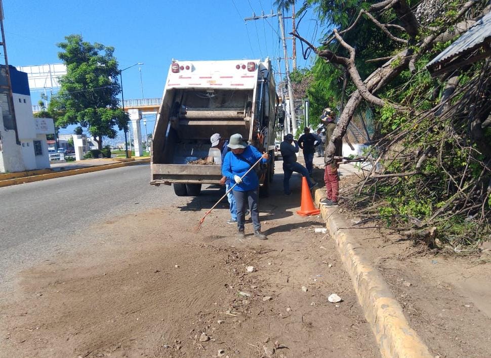 Refuerza Gobierno de Abelina López Rodríguez limpieza en colonias