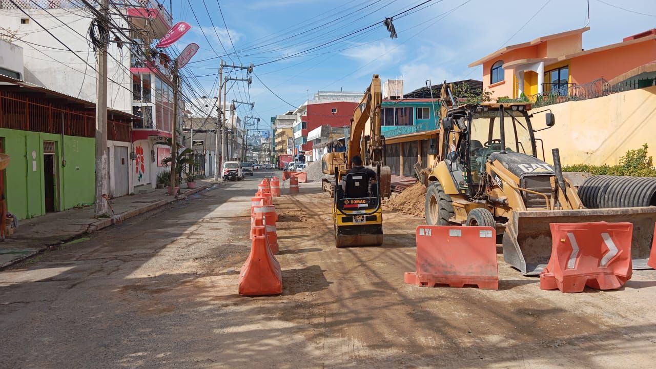 CAPASEG interviene y abre la circulación vehicular en la calle Cristóbal Colón de Acapulco