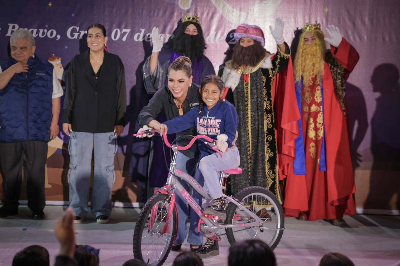 Evelyn Salgado celebra el Día de Reyes con niñas y niños de Chilpancingo