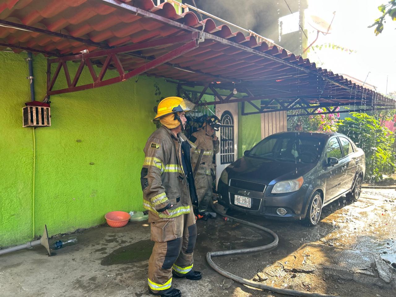 Sofocan bomberos de Acapulco incendio en vivienda en Ciudad Renacimiento