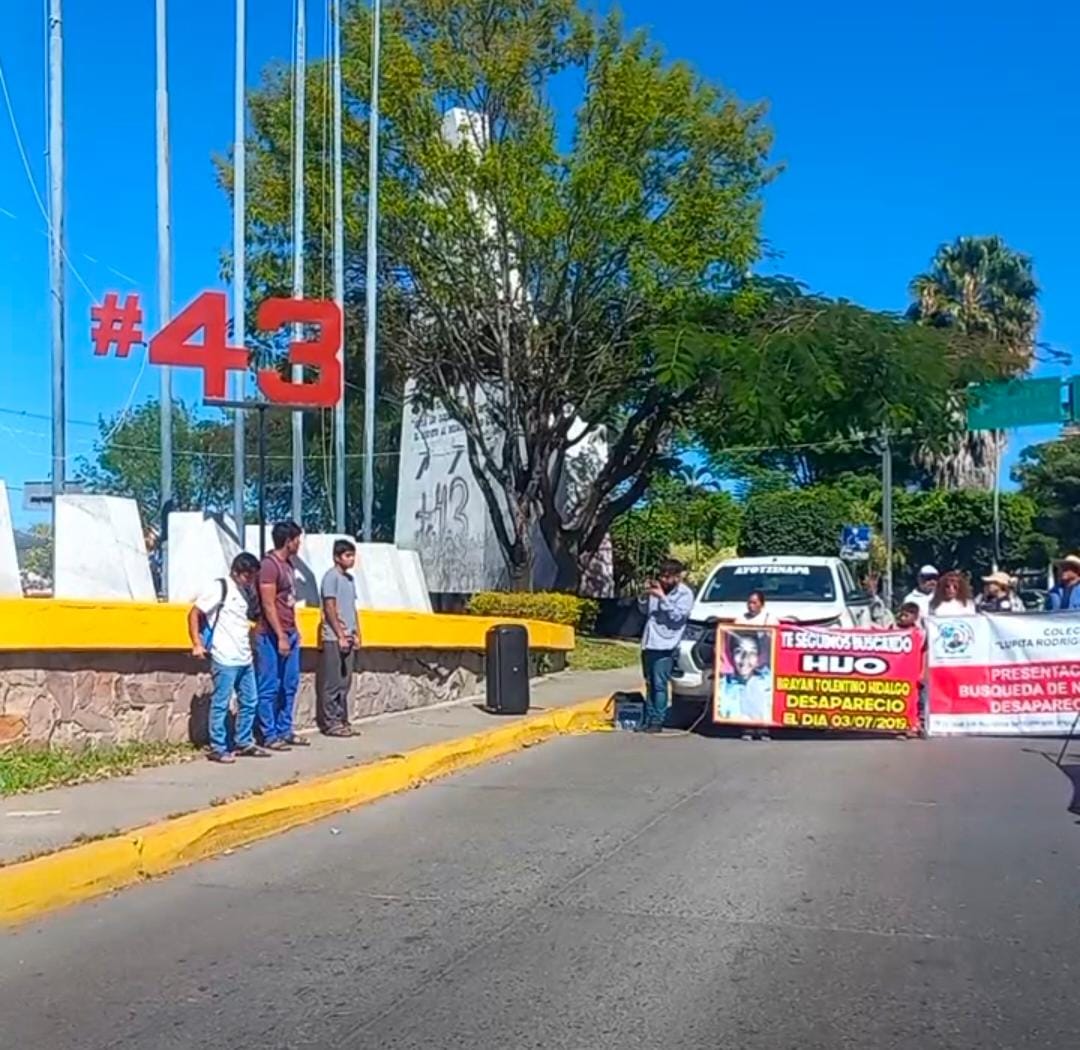 A 10 años y cuatro meses, normalistas de Ayotzinapa protestan en antimonumento a los 43 en Chilpancingo