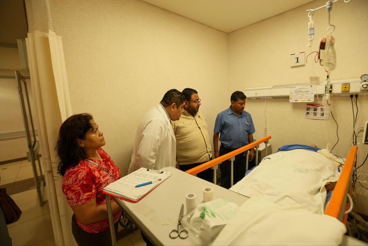 El subsecretario de Desarrollo Político, Francisco Rodríguez visita a la activista Aremy en el Hospital de Acapulco