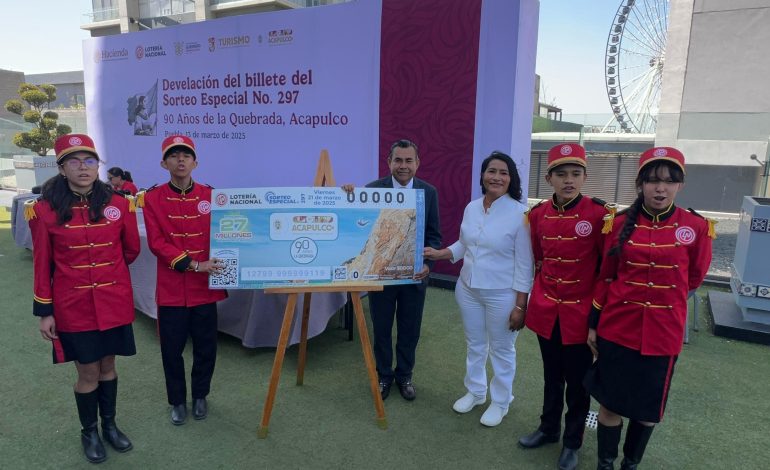 Devela Abelina López Rodríguez junto a estado y federación billete de lotería conmemorativo al 90 Aniversario de La Quebrada